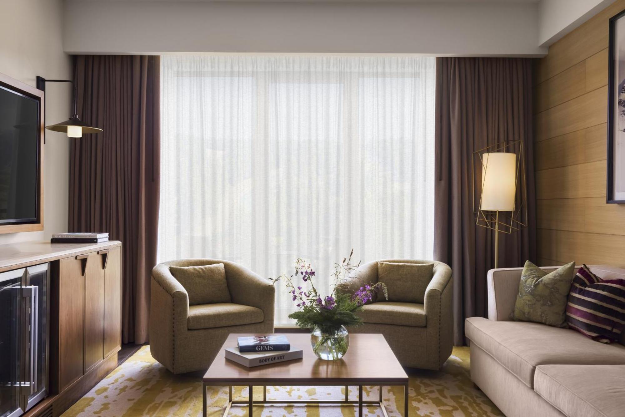 Viceroy Kopaonik Serbia Exterior foto A living room in a suite at the Mandarin Oriental, Hong Kong