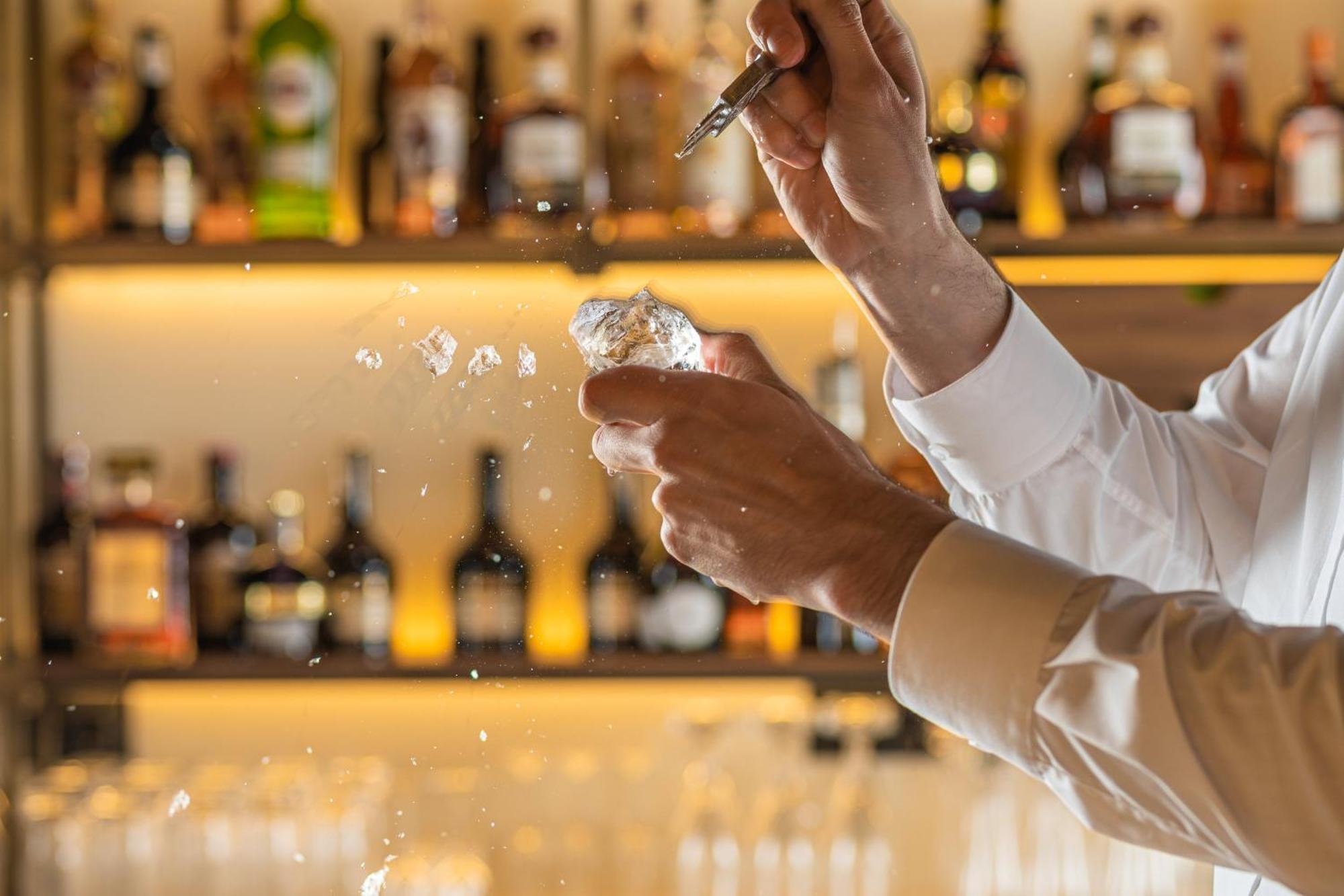Viceroy Kopaonik Serbia Exterior foto A bartender preparing a drink
